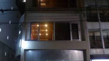 施設の正面 (日没後) / 1