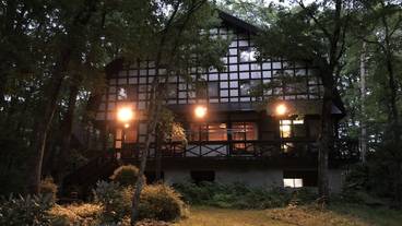 施設の正面 (日没後) / 8