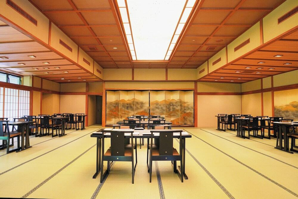 旅館のお食事処