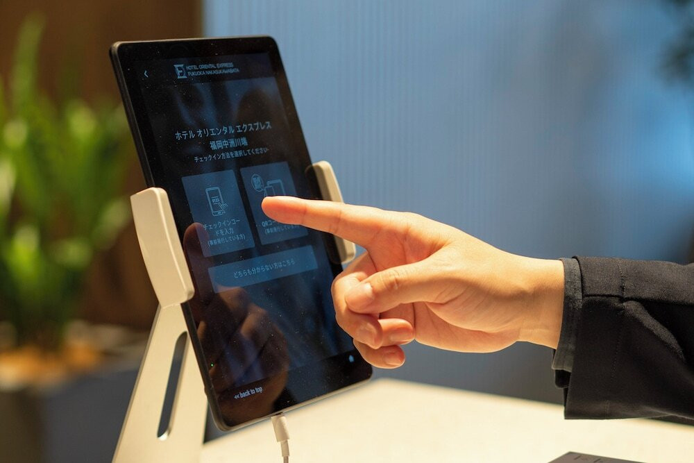 チェックイン / チェックアウト キオスク