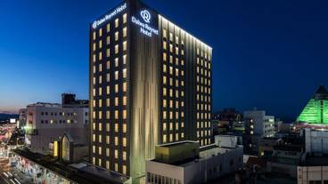 施設の正面 (日没後) / 6