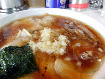 「みんみんラーメン 本店」 料理 7323798 バラチャーシューメン並７４０円。中心にはタマネギが盛られています。