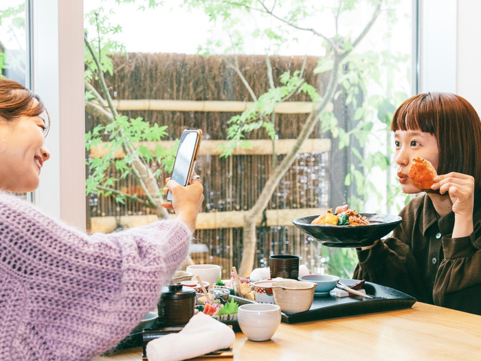 丼の上には、せいこがにの面が２つ。大きな丼を手に、せいこがにとツーショット♪