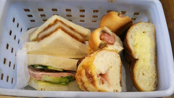 「新橋ベーカリー 新堀店」 料理 80472459 先程のバスケットから…食べれそうなパンを頂く
(サンドイッチ…上からカツサンドとハムサンド
菓子＆総菜パン…右から時計回りにクリームパン､ベーコン､ウインナーパン②)です｡サンドは時間経って耳固い