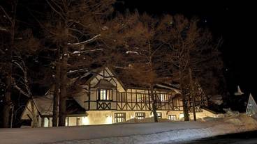 施設の正面 (日没後) / 4