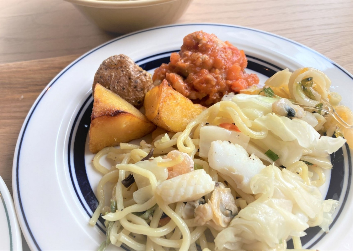 ジャガイモが二種、パスタに魚介がふんだん等は北海道ならでは