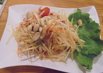 「ホントーン」料理 878779 「ソムタムタイ（青パパイヤのサラダ）」（800円）