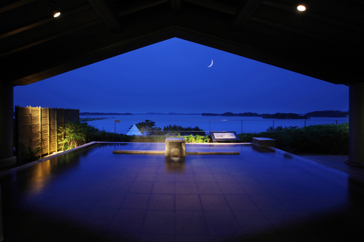 夜の展望露天風呂「八百八島」