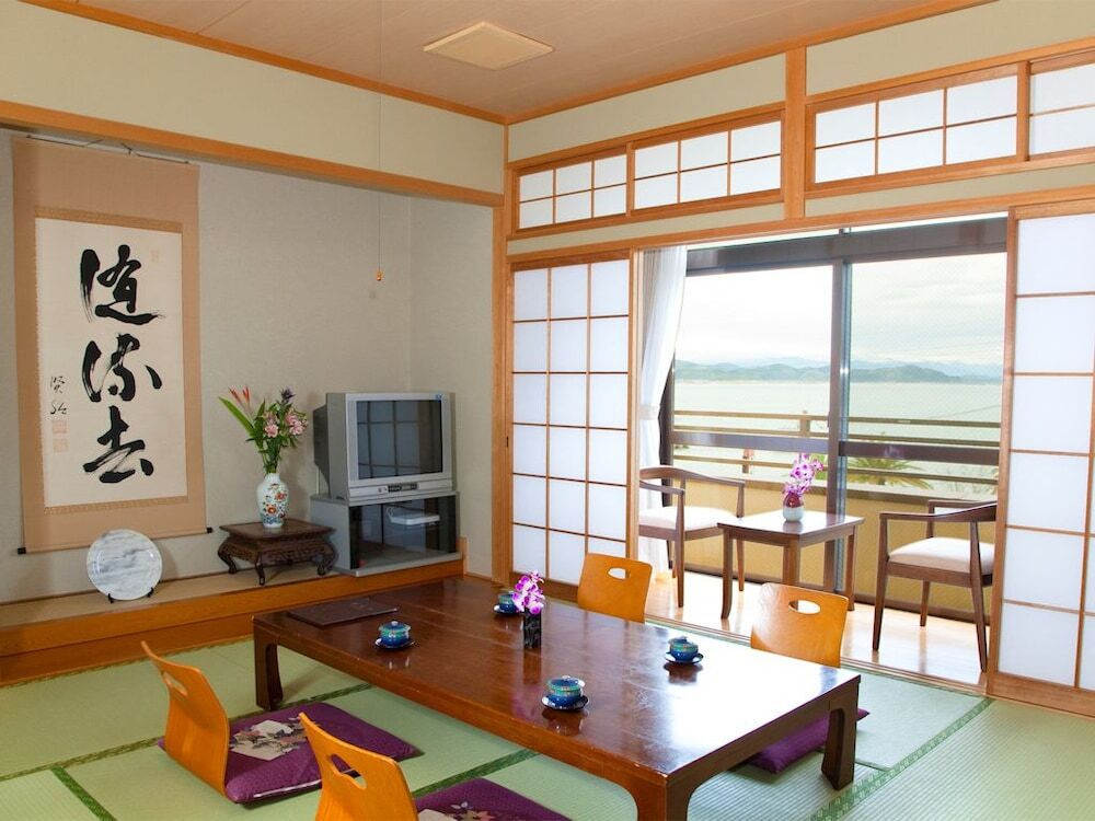 客室内のダイニングエリア