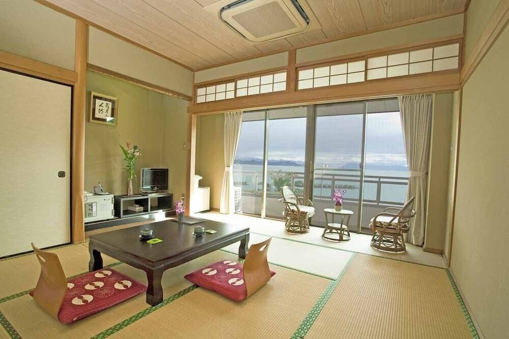 客室内のダイニングエリア