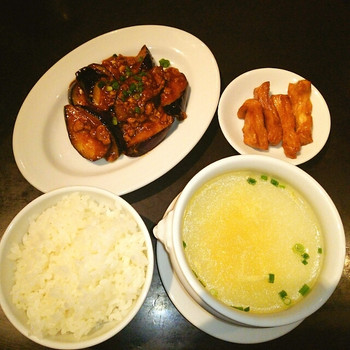 「南翔饅頭店 六本木ヒルズ店」料理 30496 ランチの南翔セット❤ヾ(´∀`ヾ)
小籠包付❤
おかずは日替り❤今日は麻婆茄子❤