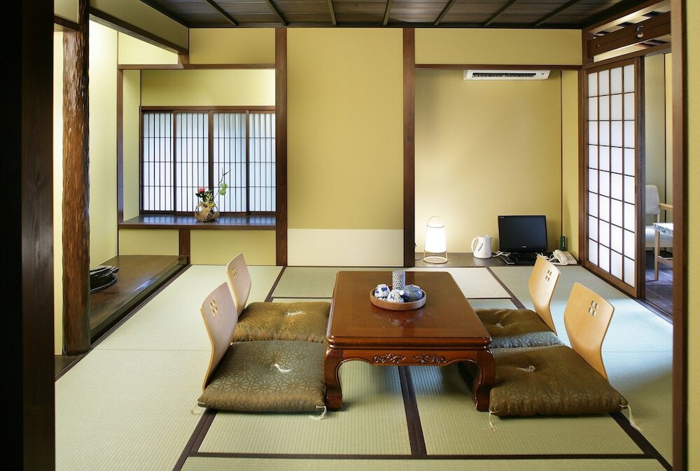 客室内のダイニングエリア