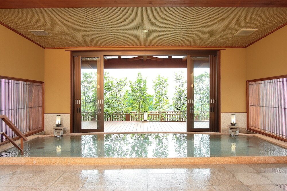 高台から海を眺め、ブランドガニのフルコースを堪能3361626