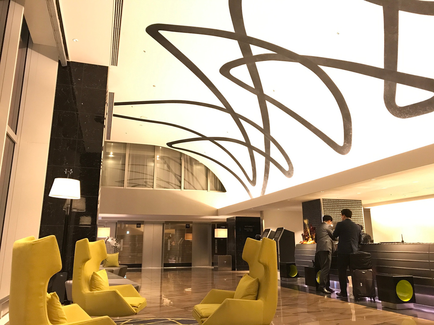 場所は、羽田空港国際線ターミナルの3階出発ロビー（北側）1431698