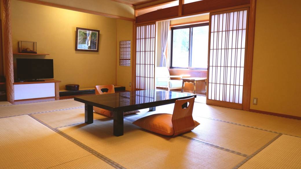 レトロな町並みに面した
純和風の客室 / 3