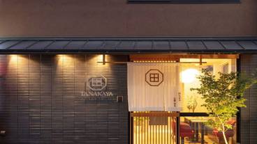 施設の正面 (日没後) / 1