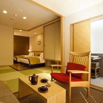 源泉かけ流しの露天風呂や木に囲まれたテラスなど、心安らぐステイが叶う4253827