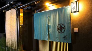 施設の正面 (日没後) / 2