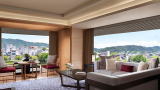 スイート キングベッド 1 台 リバービュー (Corner)