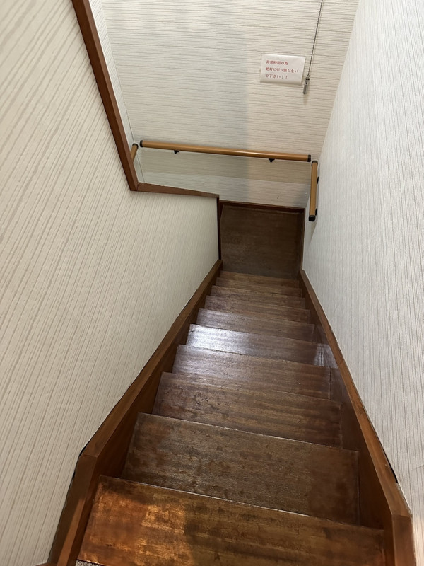 エレベーターなし。階段は狭い。