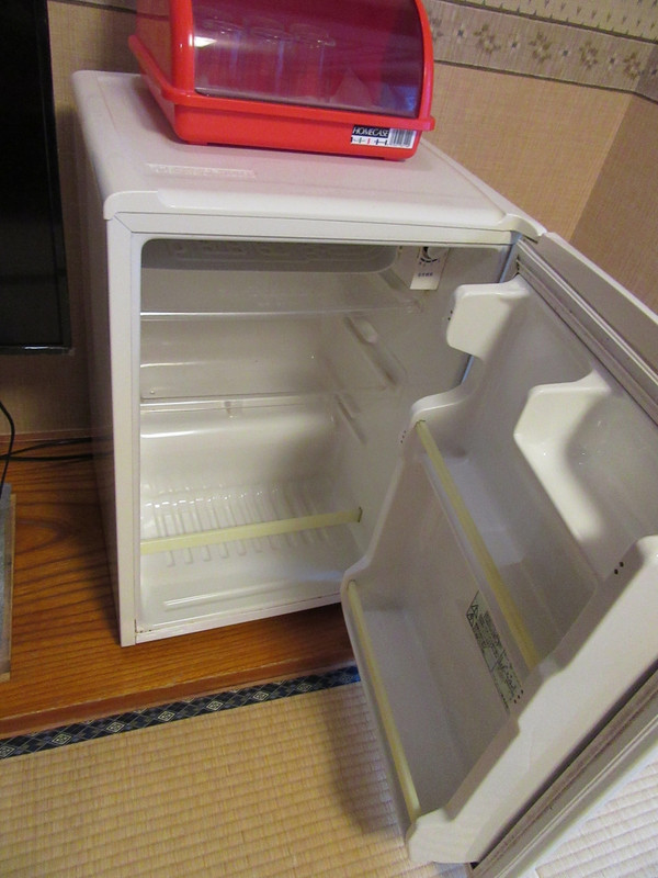 冷蔵庫の中は空です