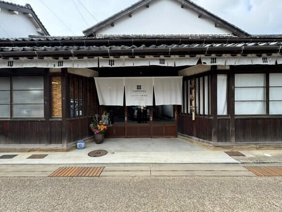 52平米の広いお部屋や、日本酒発祥の地の酒蔵を利用したお宿のコンセプトに惹かれたことと、檜風呂で自然の香りを楽しめると思ったことがこのホテルを選んだ決め手でした。 / 1