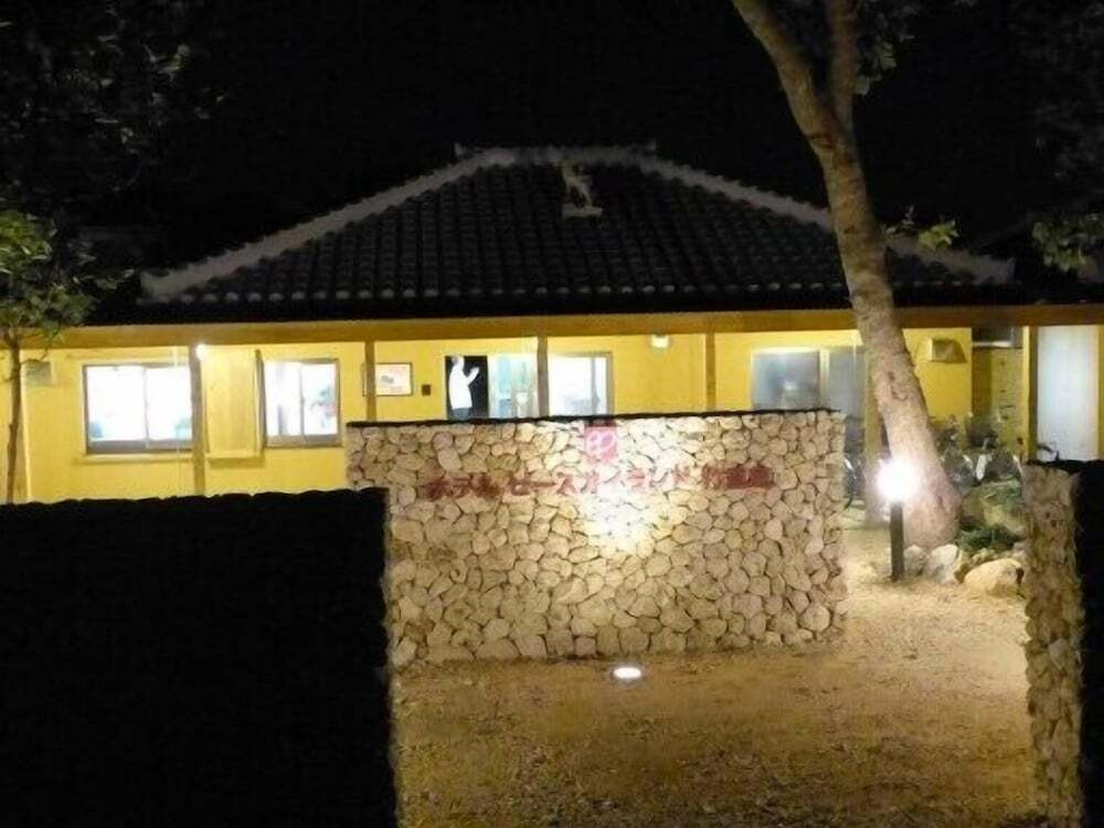 施設の正面 (日没後)