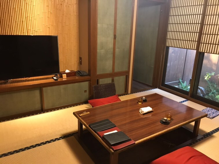 別亭「藪柑子」は、掘りごたつ付きの6畳和室、6畳寝室、専用露天風呂、テラスを備えたフラットタイプのお部屋。エスプレッソマシンもあり、好きな時にほっとひと息つくことができる / 1
