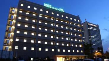 施設の正面 (日没後) / 1