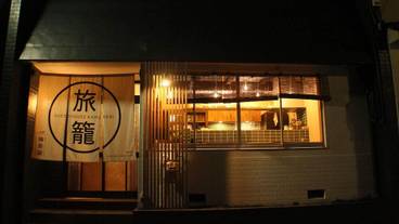 施設の正面 (日没後) / 1