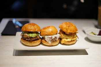 「UMAMI BURGER 青山店」料理 1267580 スライダートリオ（左からカリスライダー・トリュフ・マンリー））