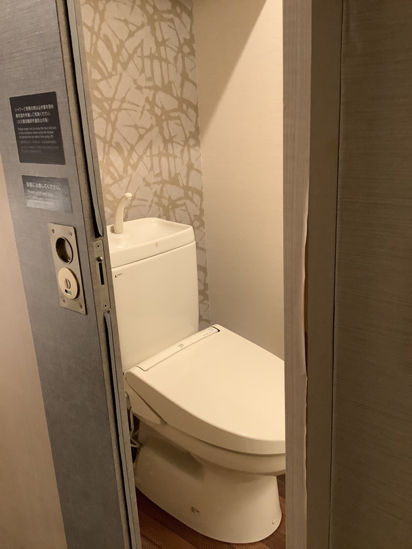 剥がれかけた壁紙