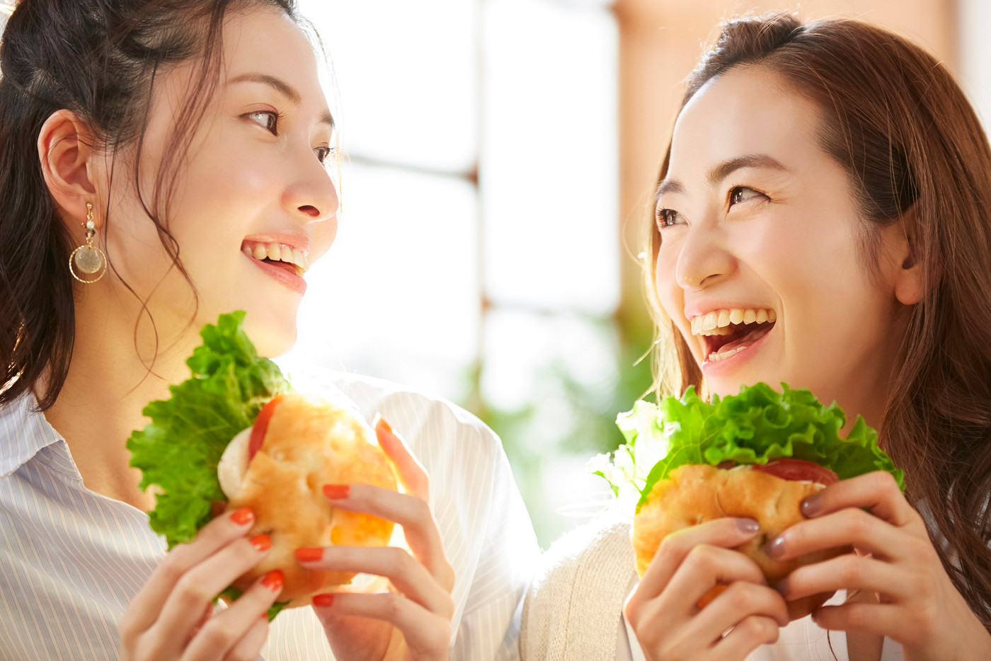 友達と食事を楽しむ女性