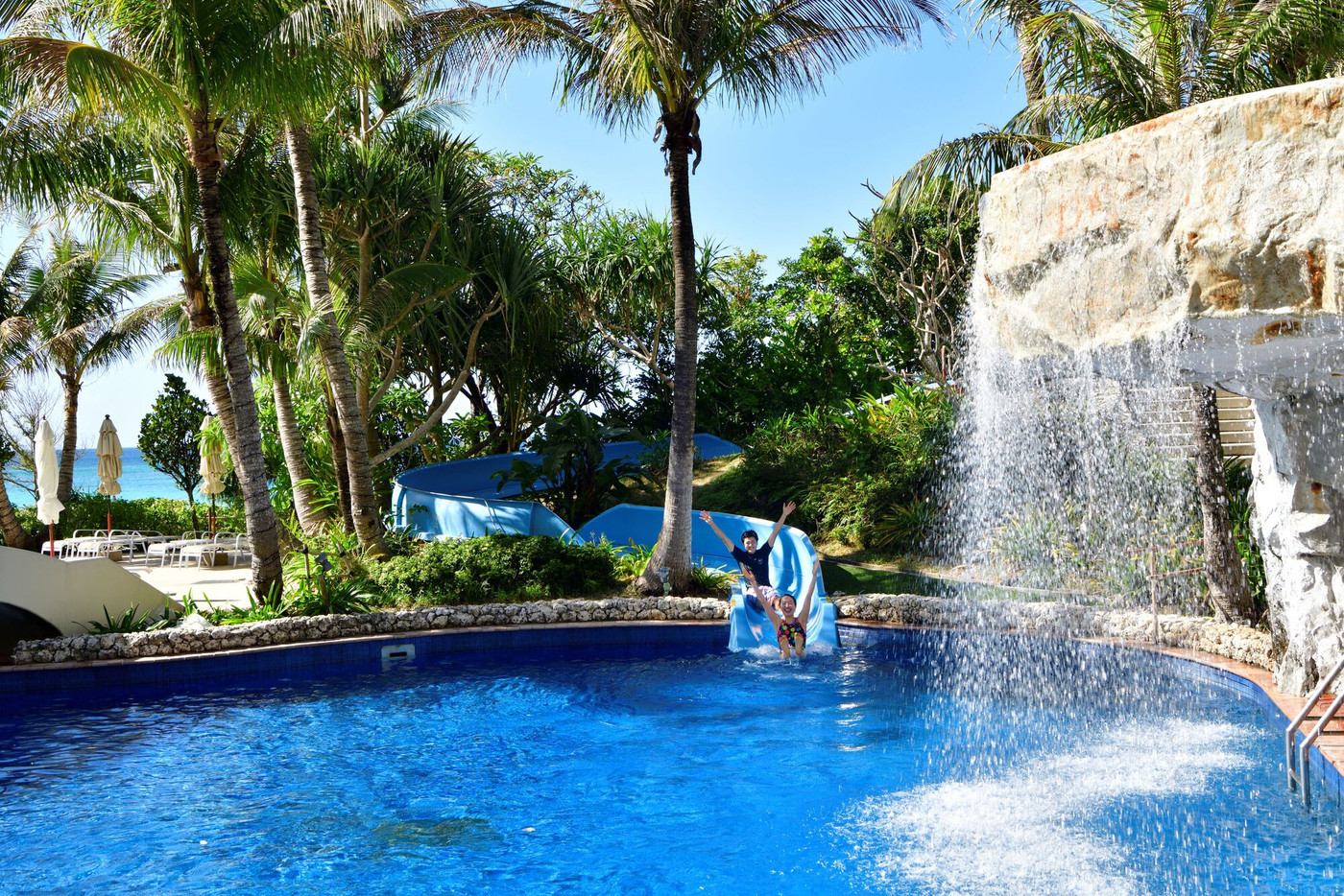 美しいビーチが目の前！屋内外3つのプールでリゾート気分を満喫4053754