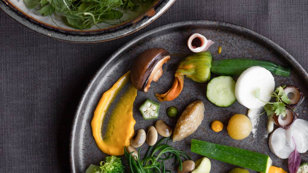 お腹も心も満たされる
ニセコ料理に舌鼓 / 3