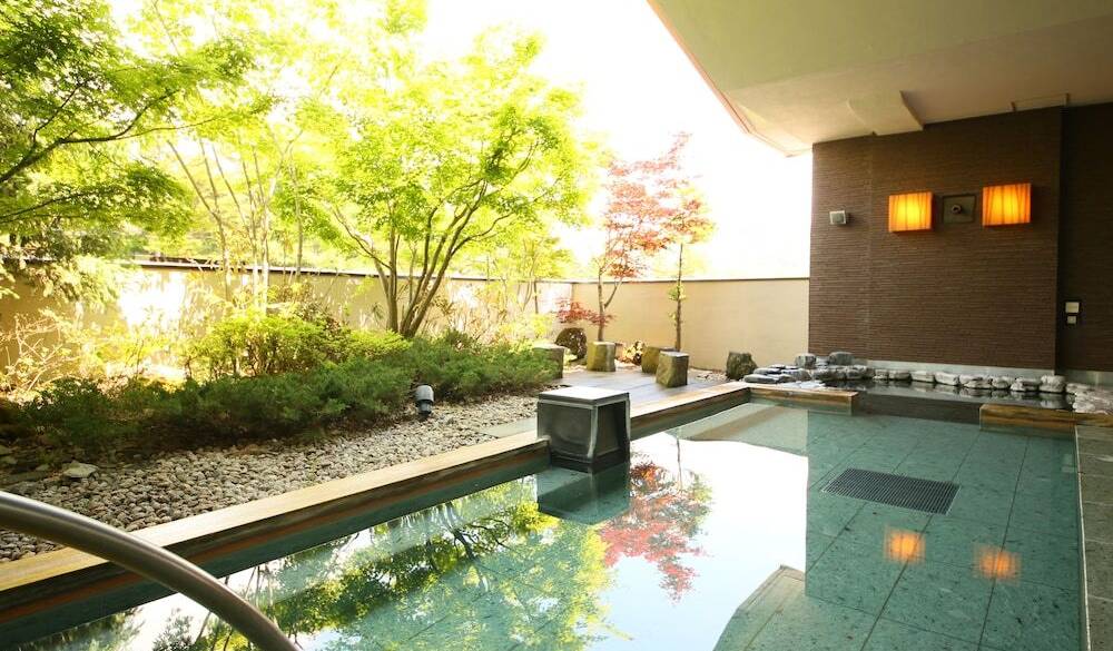 温泉大浴場で
日頃の疲れをリセット / 2