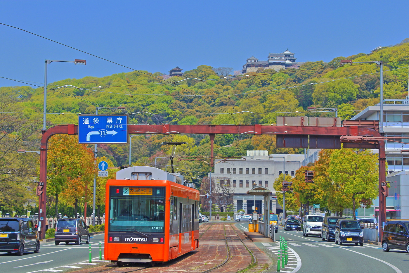 松山城と路面電車