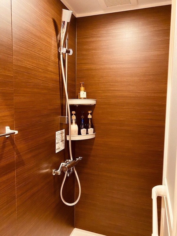 バスルームのシャワー