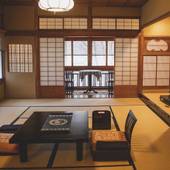 有馬温泉 陶泉 御所坊（兵庫県 旅館）：滝川のせせらぎが聞こえる「聴水御坊」エリア、糸桜が見える「雲山御坊」エリアに合計8室あるデラックスタイプ客室。なかには谷崎潤一郎の小説に登場する一室も。 / 2