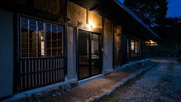 施設の正面 (日没後) / 3