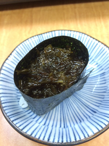 「シゲちゃんすし」料理 82233 【2015年03月】がごめ昆布握り＠80円。