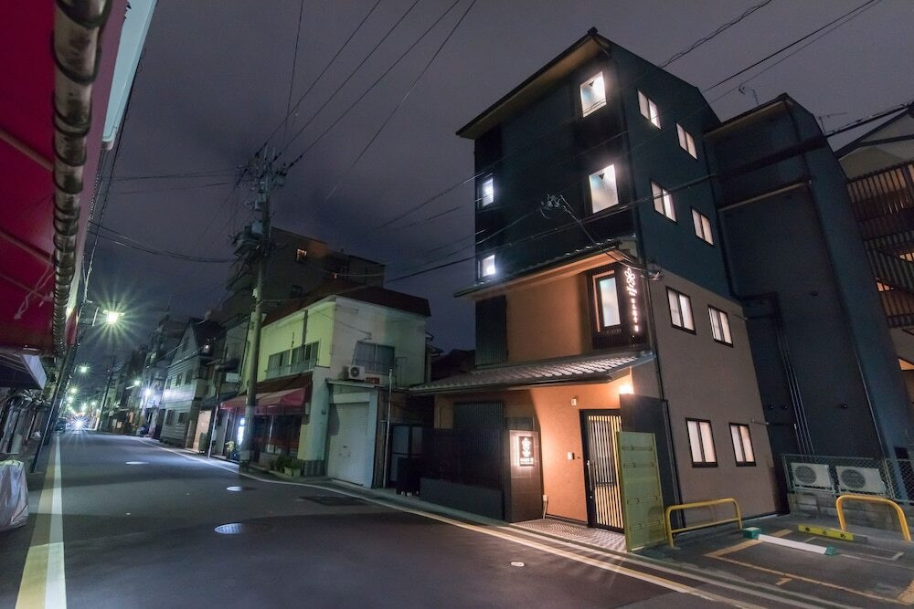 施設の正面 (日没後)