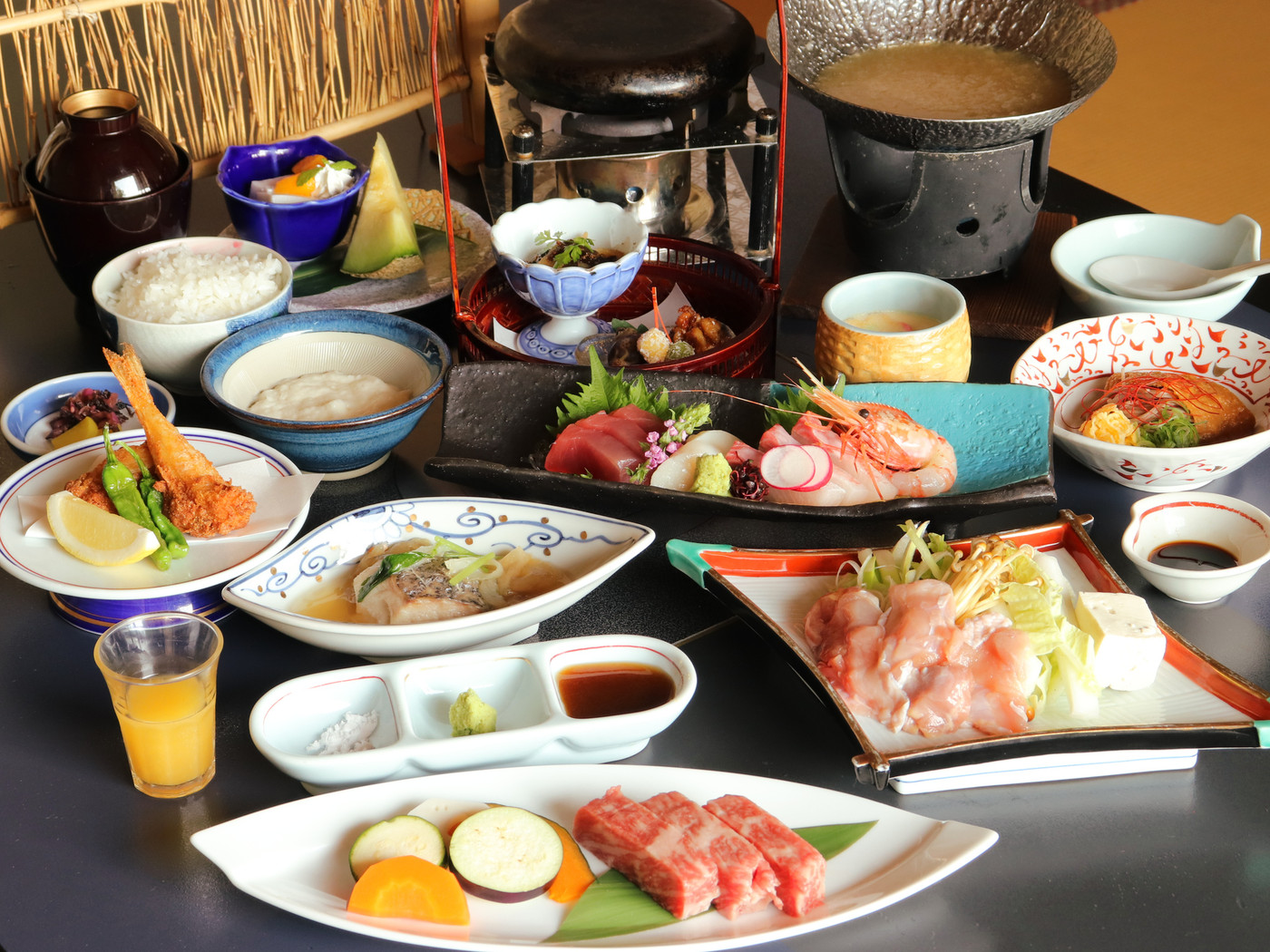 庭園露天風呂でくつろぐ、木曽川沿いの料亭旅館3457753