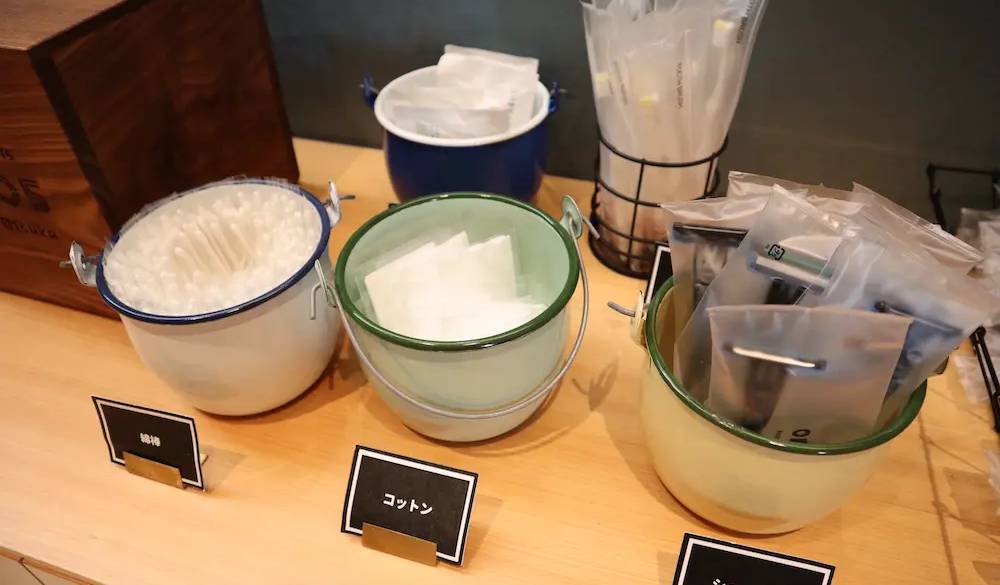 必要なアメニティだけを持っていくスタイルもいまどき。客室フロアに行く前の目につくところにあるので、もらい忘れることも無さそう。