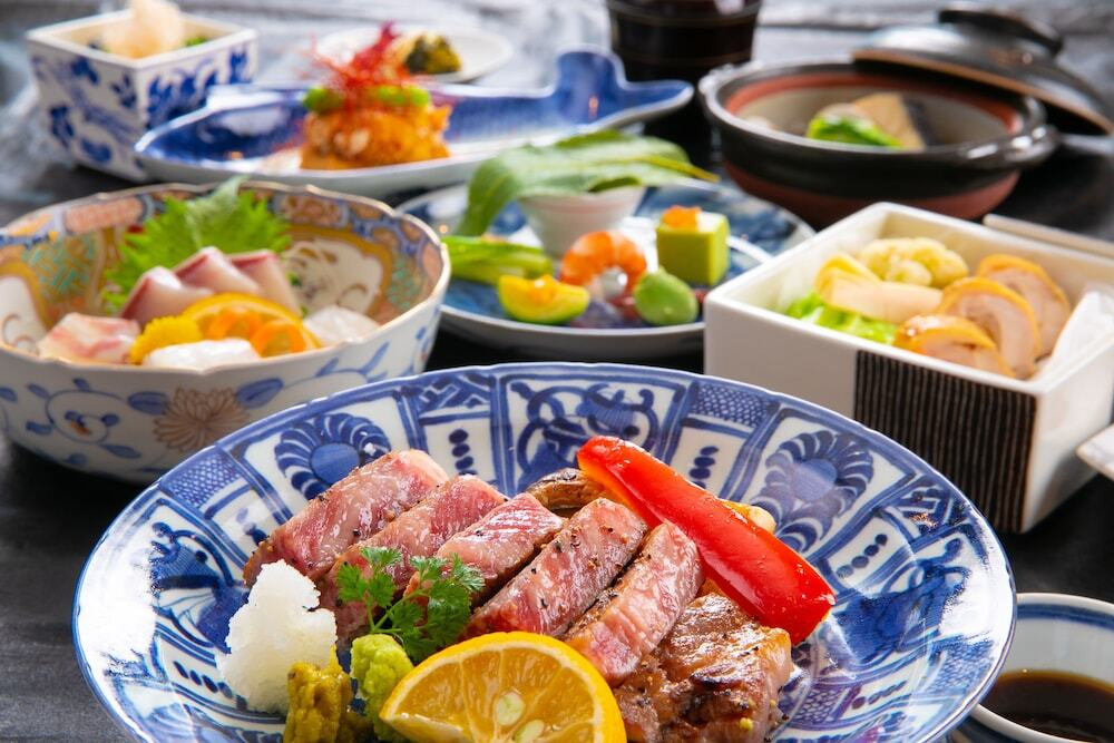 地獄蒸し料理とミルキーブルーの湯で、温泉を存分に楽しんで3924252