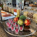 広々ダイニングで
色とりどりの朝食
 / 4