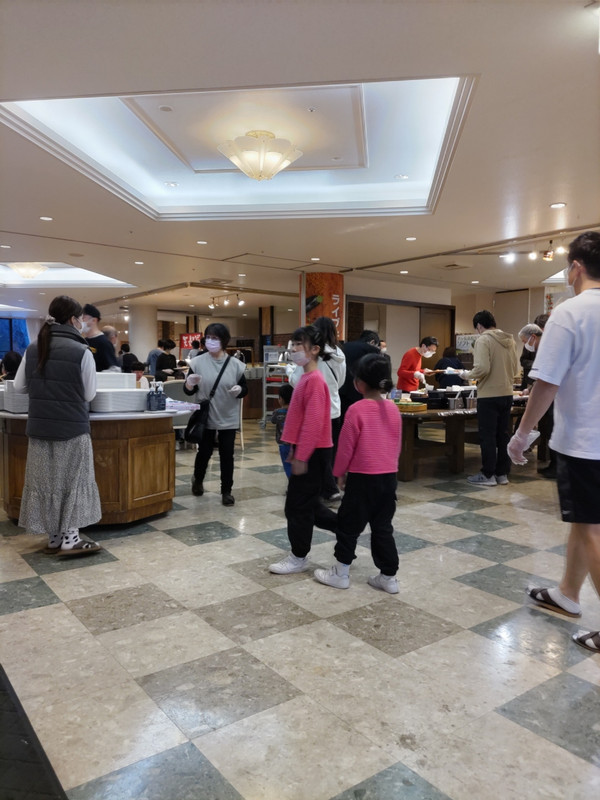 夕食のビュッフェ会場