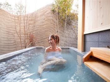 離れの半露天風呂を独り占め3391317