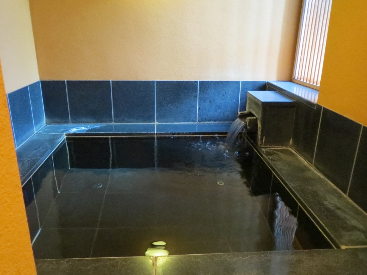 部屋食、DVDの無料貸し出しサービスなどで彼と2人っきりの甘い空間を楽しんで4256834