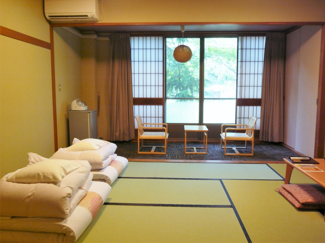 西館　和室１０畳はゆったり